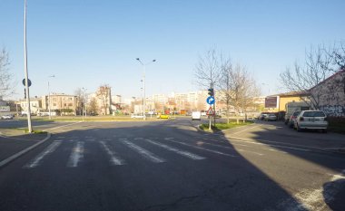 Coronavirüs salgınının yol açtığı değişimler ve komplikasyonlar kalabalığın olmadığı bir dünya, virüs sokakları boşaltıyor. Bükreş, Romanya, 2020 'de trafik sıkışıklığı, kirlilik yok, sokaklar bomboş.