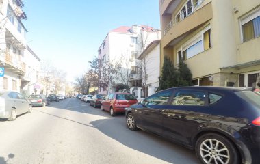 Coronavirüs salgınının yol açtığı değişimler ve komplikasyonlar kalabalığın olmadığı bir dünya, virüs sokakları boşaltıyor. Bükreş, Romanya, 2020 'de trafik sıkışıklığı, kirlilik yok, sokaklar bomboş.