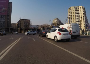 Coronavirüs salgınının yol açtığı değişimler ve komplikasyonlar kalabalığın olmadığı bir dünya, virüs sokakları boşaltıyor. Bükreş, Romanya, 2020 'de trafik sıkışıklığı, kirlilik yok, sokaklar bomboş.