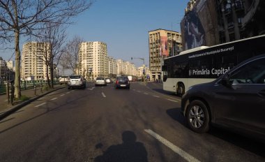 Coronavirüs salgınının yol açtığı değişimler ve komplikasyonlar kalabalığın olmadığı bir dünya, virüs sokakları boşaltıyor. Bükreş, Romanya, 2020 'de trafik sıkışıklığı, kirlilik yok, sokaklar bomboş.