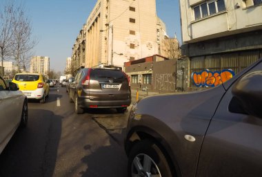 Coronavirüs salgınının yol açtığı değişimler ve komplikasyonlar kalabalığın olmadığı bir dünya, virüs sokakları boşaltıyor. Bükreş, Romanya, 2020 'de trafik sıkışıklığı, kirlilik yok, sokaklar bomboş.