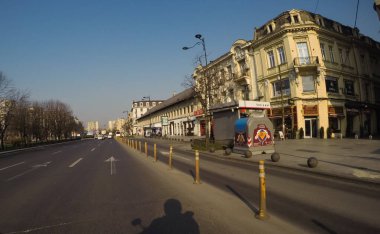 Coronavirüs salgınının yol açtığı değişimler ve komplikasyonlar kalabalığın olmadığı bir dünya, virüs sokakları boşaltıyor. Bükreş, Romanya, 2020 'de trafik sıkışıklığı, kirlilik yok, sokaklar bomboş.