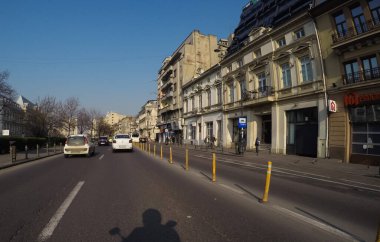 Coronavirüs salgınının yol açtığı değişimler ve komplikasyonlar kalabalığın olmadığı bir dünya, virüs sokakları boşaltıyor. Bükreş, Romanya, 2020 'de trafik sıkışıklığı, kirlilik yok, sokaklar bomboş.