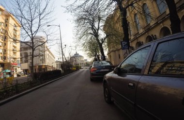 Coronavirüs salgınının yol açtığı değişimler ve komplikasyonlar kalabalığın olmadığı bir dünya, virüs sokakları boşaltıyor. Bükreş, Romanya, 2020 'de trafik sıkışıklığı, kirlilik yok, sokaklar bomboş.