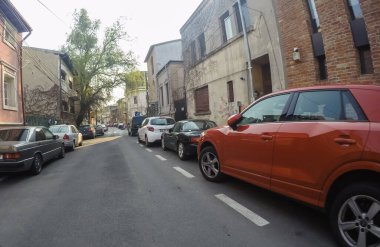 Coronavirüs salgınının yol açtığı değişimler ve komplikasyonlar kalabalığın olmadığı bir dünya, virüs sokakları boşaltıyor. Bükreş, Romanya, 2020 'de trafik sıkışıklığı, kirlilik yok, sokaklar bomboş.