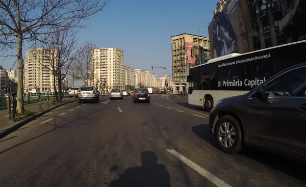 Coronavirüs salgınının yol açtığı değişimler ve komplikasyonlar kalabalığın olmadığı bir dünya, virüs sokakları boşaltıyor. Bükreş, Romanya, 2020 'de trafik sıkışıklığı, kirlilik yok, sokaklar bomboş.