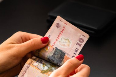 Kadın para sayıyor, Lei'yi yakın sayarak.