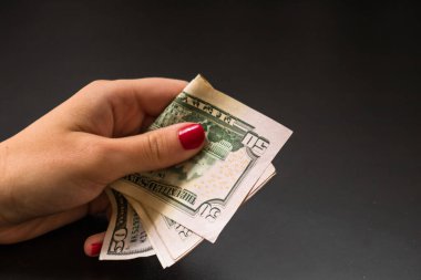 Kadın para sayıyor, dolar sayıyor. Yaklaş.