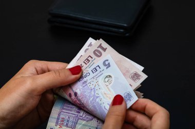 Kadın para sayıyor, Lei'yi yakın sayarak.