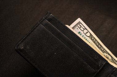 Masada para olan adam cüzdanı, dolarlarla cüzdan.