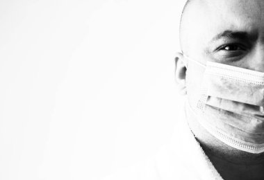 Tıbbi maske takan genç bir adamın portresi salgın koronavirüsü beyazı izole edilmiş Covid 19 hastalığı gösteriyor. Covid-19 salgını, grip salgını ve sağlık konsepti