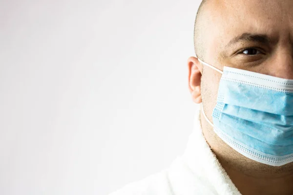 Jeune Homme Caucasien Avec Masque Protecteur Médical Illustre Coronavirus Pandémique — Photo