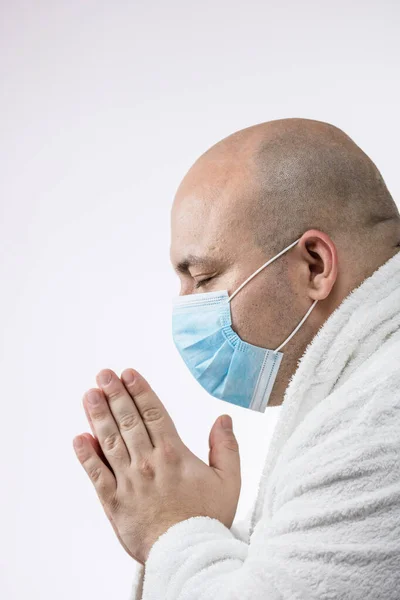 Caucasiano Jovem Doente Com Máscara Protetora Médica Orando Deus Isolado — Fotografia de Stock