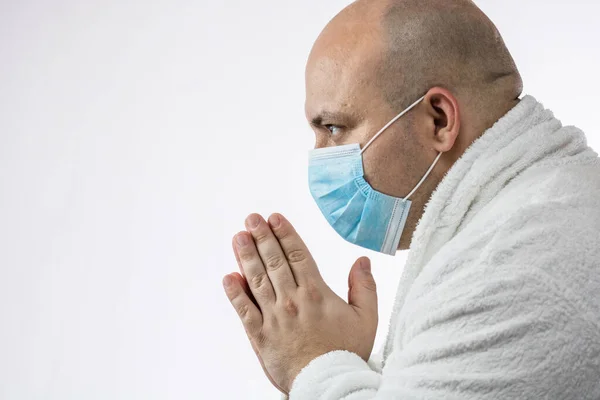 Caucasiano Jovem Doente Com Máscara Protetora Médica Orando Deus Isolado — Fotografia de Stock
