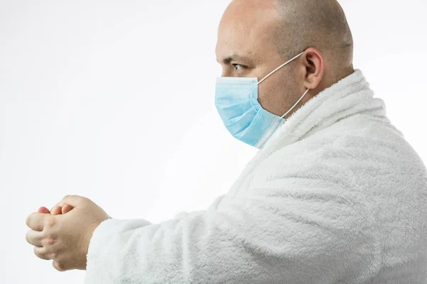 Homem Jovem Caucasiano Com Máscara Protetora Médica Higienizando Mãos Isoladas — Fotografia de Stock