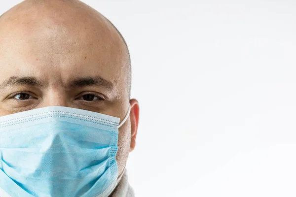 Jeune Homme Caucasien Avec Masque Protecteur Médical Illustre Coronavirus Pandémique — Photo