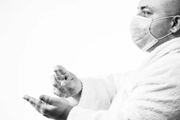 Foto Jovem Com Máscara Protetora Médica Higienizando Mãos Isoladas Branco — Fotografia de Stock