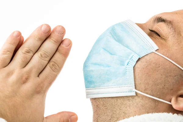 Joven Caucásico Enfermo Con Mascarilla Médica Protectora Orando Dios Aislado — Foto de Stock