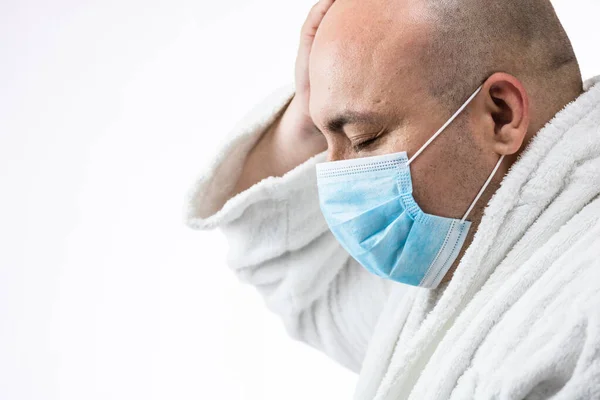 Blanke Zieke Jongeman Met Pijn Medisch Beschermend Gezichtsmasker Illustreert Covid — Stockfoto