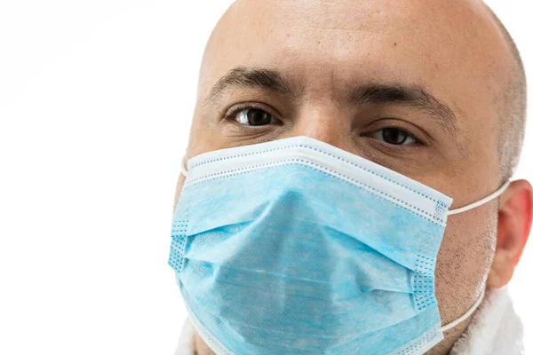 Biały Młodzieniec Medyczną Maską Ochronną Obrazuje Pandemicznego Koronawirusa Chorobę Covida — Zdjęcie stockowe