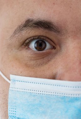 Tıbbi koruyucu maskeli hasta bir gencin yakından çekilmiş fotoğrafı Covid 19 hastalığının beyazda izole olduğunu gösteriyor. Covid-19 salgını, grip salgını ve sağlık konsepti