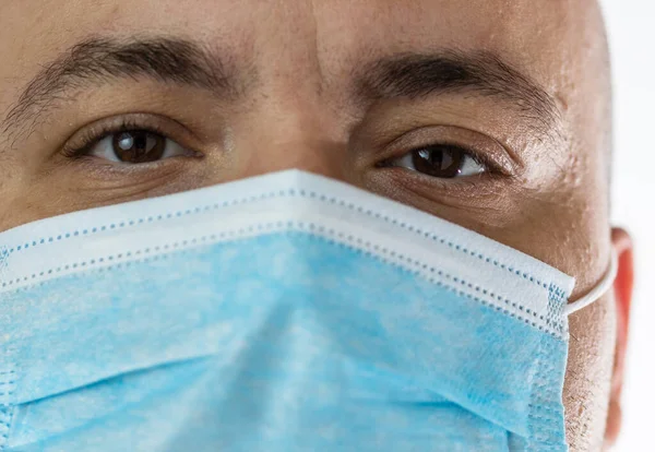 Homem Jovem Caucasiano Com Máscara Protetora Médica Ilustra Coronavírus Pandêmico — Fotografia de Stock