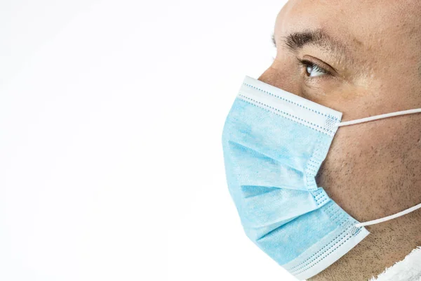 Biały Młodzieniec Medyczną Maską Ochronną Obrazuje Pandemicznego Koronawirusa Chorobę Covida — Zdjęcie stockowe
