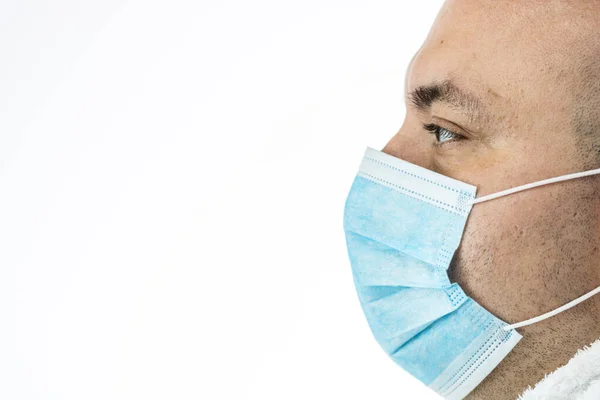 Homem Jovem Caucasiano Com Máscara Protetora Médica Ilustra Coronavírus Pandêmico — Fotografia de Stock