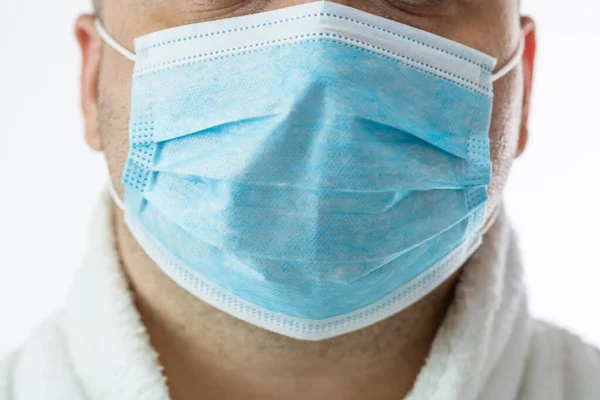 Närbild Foto Sjuk Ung Man Med Medicinsk Skyddande Ansiktsmask Illustrerar — Stockfoto