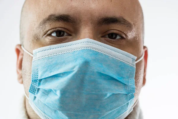Jeune Homme Caucasien Avec Masque Protecteur Médical Illustre Coronavirus Pandémique — Photo