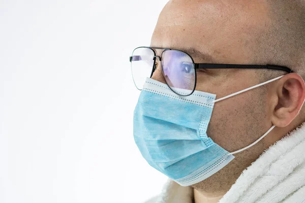 Jovem Doente Com Óculos Máscara Protetora Médica Ilustra Vírus Pandêmico — Fotografia de Stock