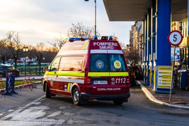 Romanya 'nın SMURD ambulans aracı, 911 veya 112 acil tıbbi servis Romanya' nın Bükreş kentinde, 2020 yılında göreve başladı. Coronavirus dünya çapında salgın krizi. COVID-19 virüsünün yayılması