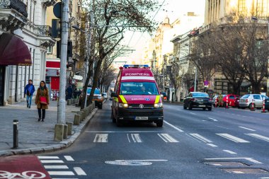 Romanya 'nın SMURD ambulans aracı, 911 veya 112 acil tıbbi servis Romanya' nın Bükreş kentinde, 2020 yılında göreve başladı. Coronavirus dünya çapında salgın krizi. COVID-19 virüsünün yayılması