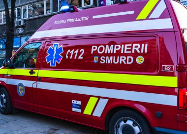 Romanya 'nın SMURD ambulans aracı, 911 veya 112 acil tıbbi servis Romanya' nın Bükreş kentinde, 2020 yılında göreve başladı. Coronavirus dünya çapında salgın krizi. COVID-19 virüsünün yayılması
