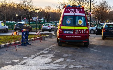 Romanya 'nın SMURD ambulans aracı, 911 veya 112 acil tıbbi servis Romanya' nın Bükreş kentinde, 2020 yılında göreve başladı. Coronavirus dünya çapında salgın krizi. COVID-19 virüsünün yayılması