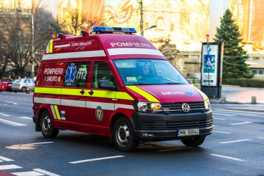 Romanya 'nın SMURD ambulans aracı, 911 veya 112 acil tıbbi servis Romanya' nın Bükreş kentinde, 2020 yılında göreve başladı. Coronavirus dünya çapında salgın krizi. COVID-19 virüsünün yayılması