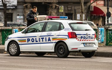 Romanya polisi (Politia Rutiera), 2020 yılında Romanya 'nın başkenti Bükreş' te COVID-19 'un yayılması üzerine sokağa çıkma yasağı ihlallerini önlemek için sokaklarda devriye geziyor.