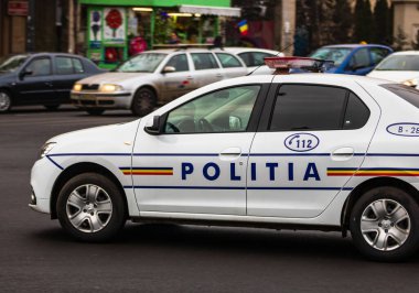 Romanya polisi (Politia Rutiera), 2020 yılında Romanya 'nın başkenti Bükreş' te COVID-19 'un yayılması üzerine sokağa çıkma yasağı ihlallerini önlemek için sokaklarda devriye geziyor.