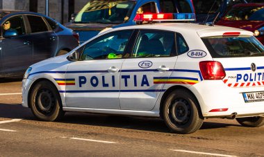 Romanya polisi (Politia Rutiera) arabası, Romanya 'nın başkenti Bükreş' te 2020 yılında COVID-19 'un yaygınlaşması üzerine sokağa çıkma yasağı ihlallerini önlemek için ışıklar yanıp sönen sokaklarda devriye geziyor.