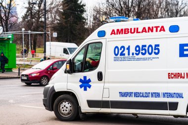 Romanya 'nın Bükreş kentinde 2020 yılında görev yapan Romen ambulans aracı, 911 veya 112 acil tıbbi servis. Coronavirus dünya çapında salgın krizi. COVID-19 virüsünün yayılması