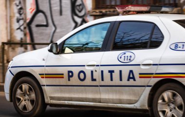 Romanya polisi (Politia Rutiera), 2020 yılında Romanya 'nın başkenti Bükreş' te COVID-19 'un yayılması üzerine sokağa çıkma yasağı ihlallerini önlemek için sokaklarda devriye geziyor.