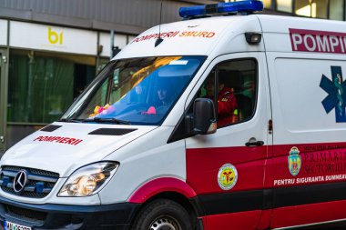Romanya 'nın Bükreş kentinde 2020 yılında görev yapan Romen ambulans aracı, 911 veya 112 acil tıbbi servis. Coronavirus dünya çapında salgın krizi. COVID-19 virüsünün yayılması