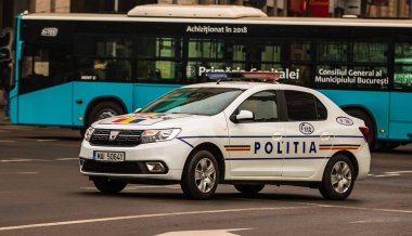 Romanya polisi (Politia Rutiera), 2020 yılında Romanya 'nın başkenti Bükreş' te COVID-19 'un yayılması üzerine sokağa çıkma yasağı ihlallerini önlemek için sokaklarda devriye geziyor.