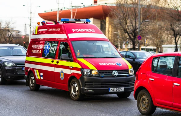 ルーマニアのSmurd救急車 ルーマニアのブカレストのダウンタウンでのミッションで911または112緊急医療サービス 2020 コロナウイルスの世界的な発生危機 Covid 19ウイルスの拡散 — ストック写真