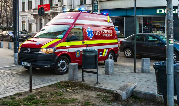 Romanya 'nın SMURD ambulans aracı, 911 veya 112 acil tıbbi servis Romanya' nın Bükreş kentinde, 2020 yılında göreve başladı. Coronavirus dünya çapında salgın krizi. COVID-19 virüsünün yayılması