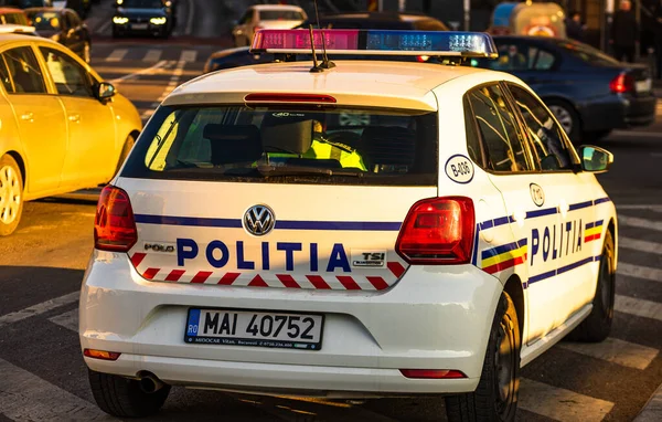 2020年 罗马尼亚警方 Politia Rutiera 的汽车在布加勒斯特市中心巡逻 以避免违反宵禁 — 图库照片