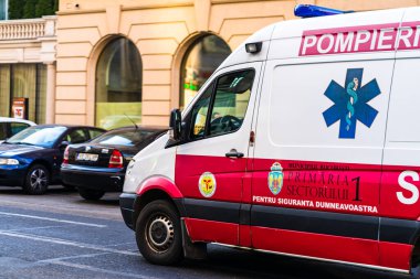 Romanya 'nın Bükreş kentinde 2020 yılında görev yapan Romen ambulans aracı, 911 veya 112 acil tıbbi servis. Coronavirus dünya çapında salgın krizi. COVID-19 virüsünün yayılması