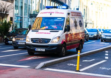 Romanya 'nın Bükreş kentinde 2020 yılında görev yapan Romen ambulans aracı, 911 veya 112 acil tıbbi servis. Coronavirus dünya çapında salgın krizi. COVID-19 virüsünün yayılması