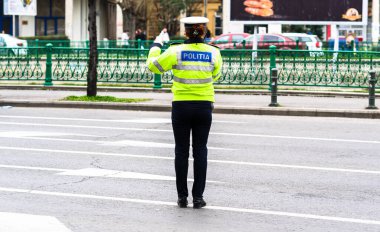 Romanya Polisi (Politia Rutiera), Romanya 'nın başkenti Bükreş' te 2020 yılında Coronavirus COVID-19 'un yayılması üzerine sokağa çıkma yasağı ihlallerini önlemek için trafik ve devriye gezen caddeleri yönetiyor.
