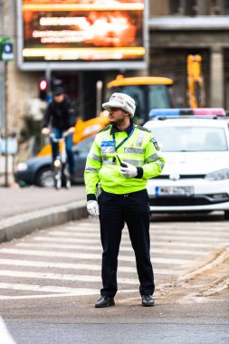 Romanya Polisi (Politia Rutiera), Romanya 'nın başkenti Bükreş' te 2020 yılında Coronavirus COVID-19 'un yayılması üzerine sokağa çıkma yasağı ihlallerini önlemek için trafik ve devriye gezen caddeleri yönetiyor.